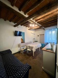 Habitación con 1 dormitorio con 1 cama y 1 mesa. en Charming House Isola di Capraia Casa Carlo Alberto, en Capraia