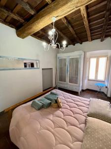 Cama rosa grande en habitación con sofá en Charming House Isola di Capraia Casa Carlo Alberto, en Capraia