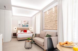 salon z kanapą i łóżkiem w obiekcie Myflats Luxury Cathedral w Alicante