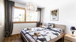 um quarto com uma cama com toalhas em Haus Golmenegg, Riederalp em Riederalp
