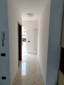a hallway with white walls and a tile floor at Appartamento Aeroporto e Fiera in Seriate