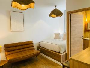 1 dormitorio con 1 cama y 1 silla en Appartements Hotel le G, en Niza