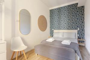 1 dormitorio con cama, espejo y silla en Buenos Aires view in Milan, en Milán
