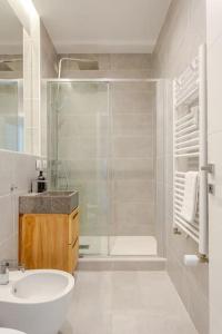 La salle de bains est pourvue d'une douche, d'un lavabo et de toilettes. dans l'établissement Buenos Aires view in Milan, à Milan