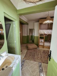 łazienka z umywalką i 2 łóżkami piętrowymi w obiekcie Tazuri Surf House w mieście Taghazout