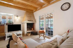 a living room with a tv and a fireplace at Casa Holi in Valada