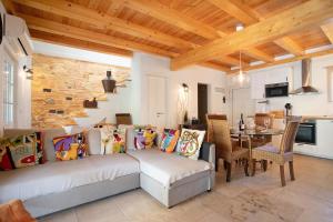 a living room with a couch and a table at Casa Holi in Valada