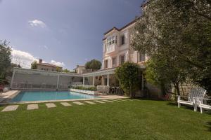 Swimmingpoolen hos eller tæt på Peremere Alacati Otel