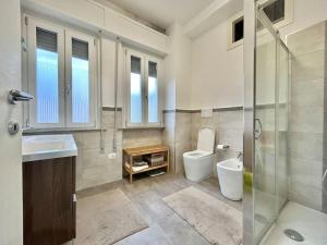 uma casa de banho com um WC, um lavatório e um chuveiro em Appartamento Moderno al Centro di Spoleto em Spoleto