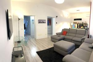 uma sala de estar com um sofá e uma mesa em Appartamento Moderno al Centro di Spoleto em Spoleto