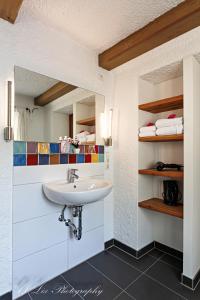 ein Bad mit einem Waschbecken und einem Spiegel in der Unterkunft Pension Karner in Mittenwald