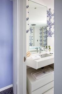 La salle de bains est pourvue d'un lavabo et d'un miroir. dans l'établissement Villa Aragonese Rooms, à Monte di Procida