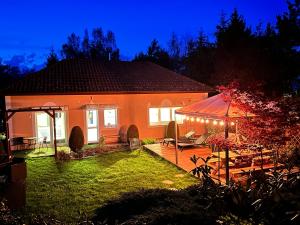 dom z altaną w ogrodzie w nocy w obiekcie Serenity Garden Villas - Polanica-Zdrój 