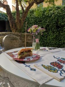 Jedlo v ubytovaní bed & breakfast alebo blízkom okolí