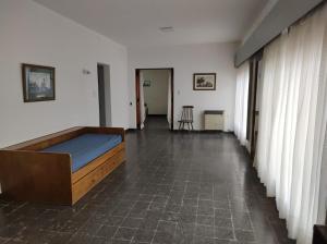 una stanza con un letto e un corridoio con tende di Casa Stegmann a Pringles