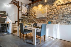 uma sala de jantar com uma mesa branca e cadeiras em Jacaranda em Udine
