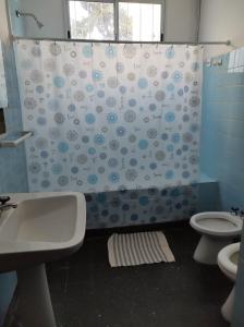 bagno con tenda per la doccia e servizi igienici di Casa Stegmann a Pringles