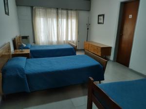 una stanza d'ospedale con due letti e un comò di Casa Stegmann a Pringles Altre 3 foto