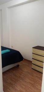 una camera con letto e pavimento in legno di Alojamiento del Norte a Chiclayo
