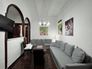 uma sala de estar com um sofá e uma mesa em Joy City Stay Ungureanu 6B em Timisoara