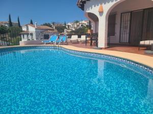 una gran piscina azul en una casa en Flor de Azahar, en Pego