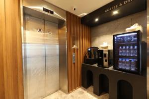 a drink station in a hotel room with a drink machine at H Avenue Hotel Chungjangro in Gwangju