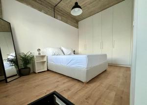- une chambre avec un grand lit blanc dans l'établissement Industrial Loft Comfort Living, à Héraklion