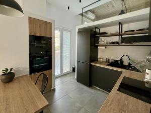 - une cuisine avec une table en bois et un comptoir dans l'établissement Industrial Loft Comfort Living, à Héraklion