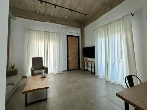- un salon avec un canapé et une table dans l'établissement Industrial Loft Comfort Living, à Héraklion