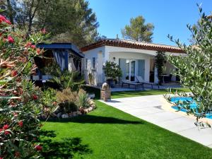 a villa with a garden and a swimming pool at L Olivadou B&B in Trans-en-Provence