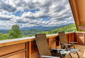 einen Balkon mit Stühlen und Bergblick in der Unterkunft Pension Salzsäumer in Neuschönau