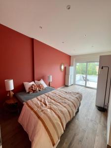 a bedroom with a large bed with red walls at Villa privée 230m2/ Piscine débordement/Billard-Babyfoot-Boulodrome-Flipper/Strasbourg in Dettwiller