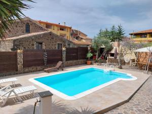 a swimming pool in front of a house at Casa Da Dina in Suni