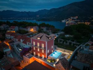 ein Gebäude mit Pool mitten in einer Stadt in der Unterkunft Cavtat Old School in Cavtat