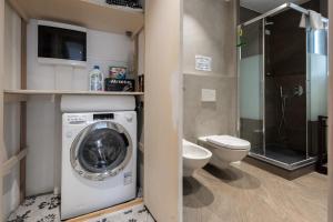 a bathroom with a washing machine and a toilet at Arcadia in Verona