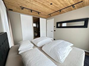 1 dormitorio con 2 almohadas blancas en una cama en Holiday Home, en Húsafell