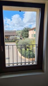 een raam in een kamer met uitzicht op een balkon bij Corte primavera. Custoza, lago di Garda, Verona in Villafranca di Verona