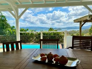 een fruitschaal op een tafel met uitzicht bij Grande Villa de standing vue mer, piscine 3ilets in Les Trois-Îlets