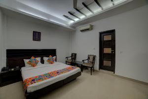 Postel nebo postele na pokoji v ubytování Hotel Exotica Suites Near AIIMS