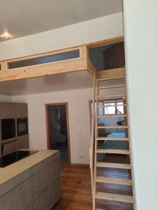 um quarto com um beliche e uma cozinha em Thomas's Loft em Stühlingen