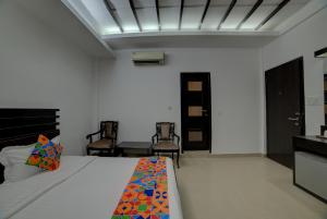 TV a/nebo společenská místnost v ubytování Hotel Exotica Suites Near AIIMS