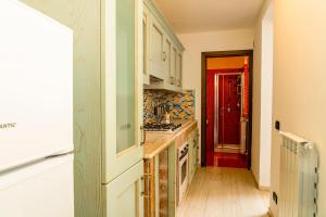 A kitchen or kitchenette at Casa Relax Mondello