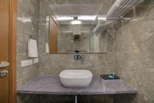 Koupelna v ubytování Hotel Exotica Suites Near AIIMS + 10 fotografií