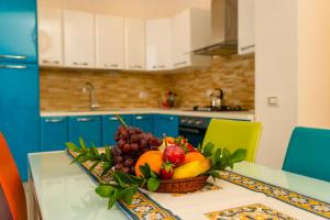 A kitchen or kitchenette at Casa Relax Mondello