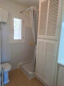 y baño con bañera, aseo y ducha. en GRILAF - Au cœur du village typique de Grimaud appartement coquet, en Grimaud