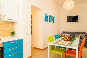 A kitchen or kitchenette at Casa Relax Mondello