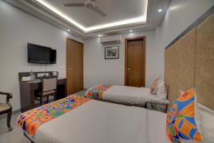 Postel nebo postele na pokoji v ubytování Hotel Exotica Suites Near AIIMS