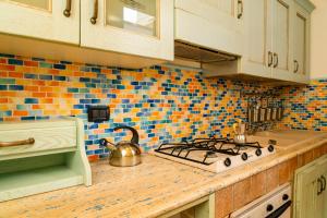 A kitchen or kitchenette at Casa Relax Mondello