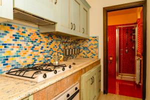 A kitchen or kitchenette at Casa Relax Mondello