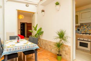 A kitchen or kitchenette at Casa Relax Mondello